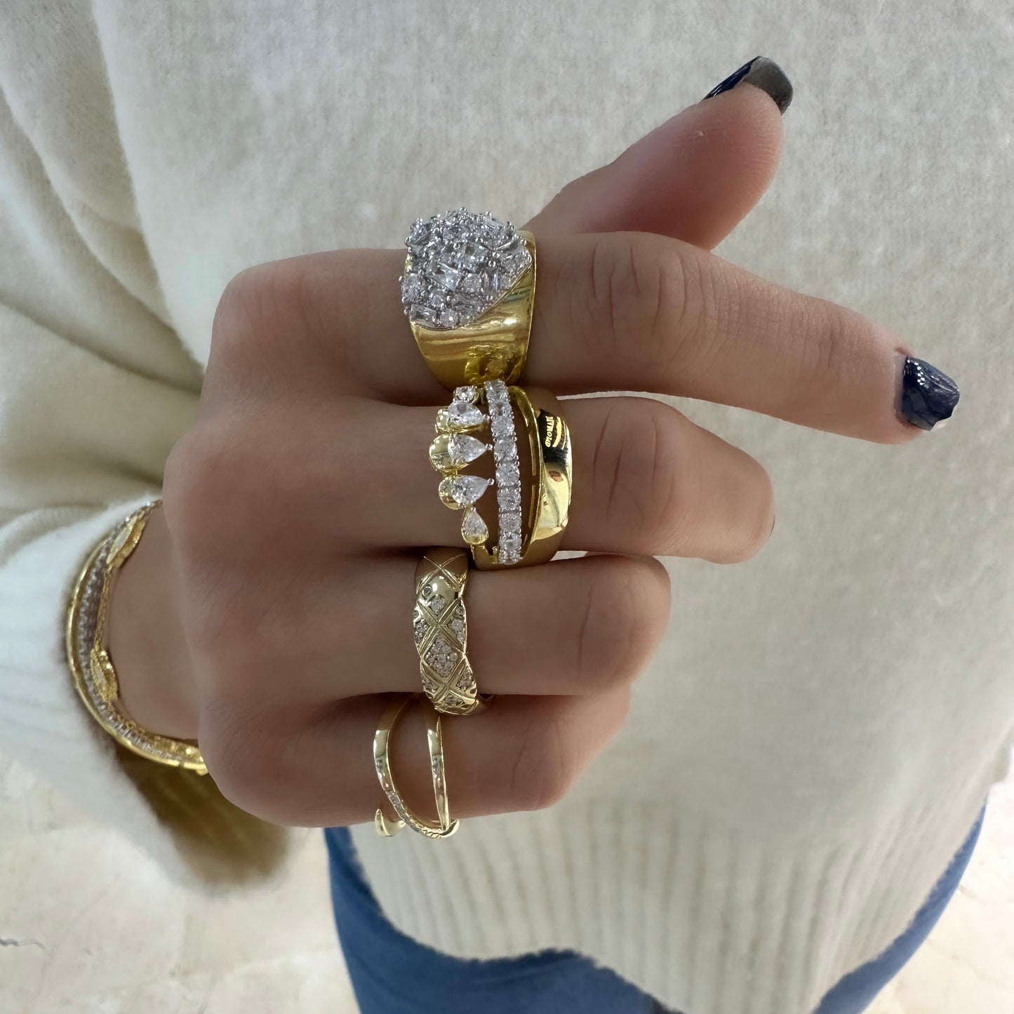 Moderner Ring mit mehreren Steinen