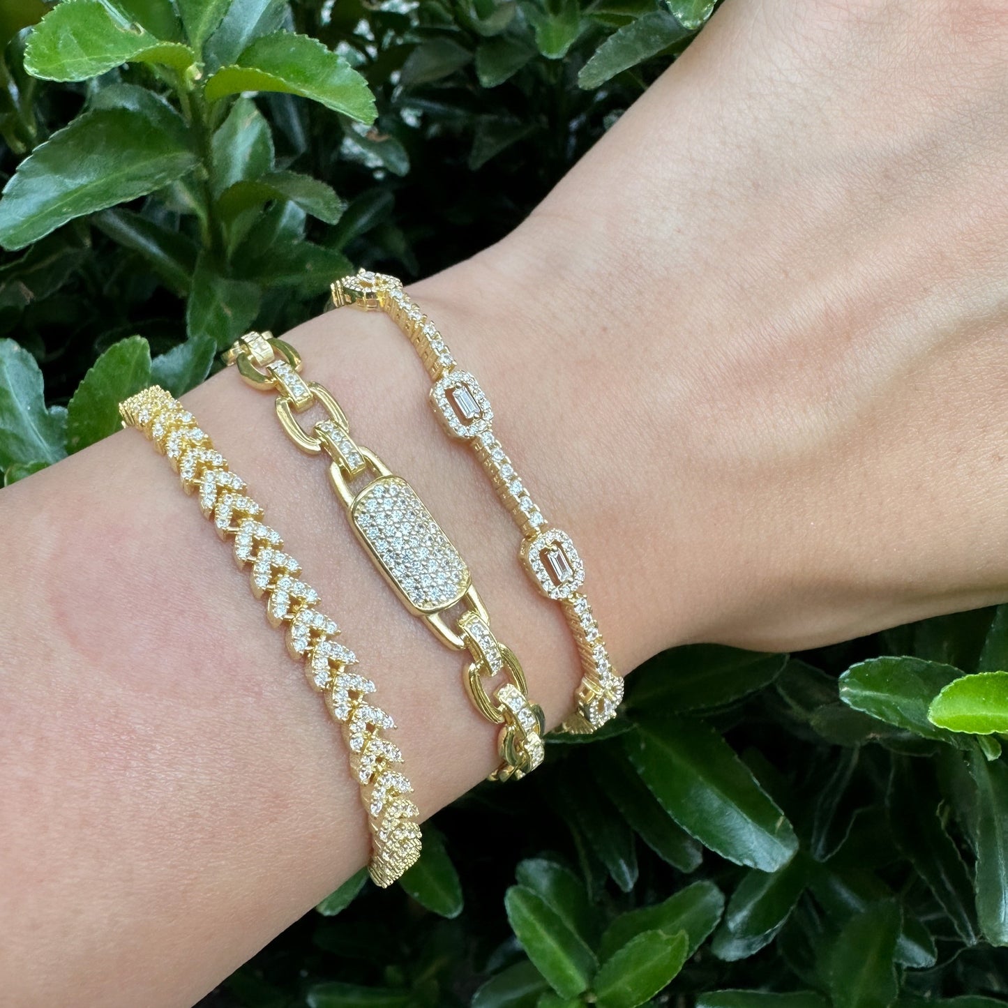Armband mit Pfeilen aus mehreren Steinen