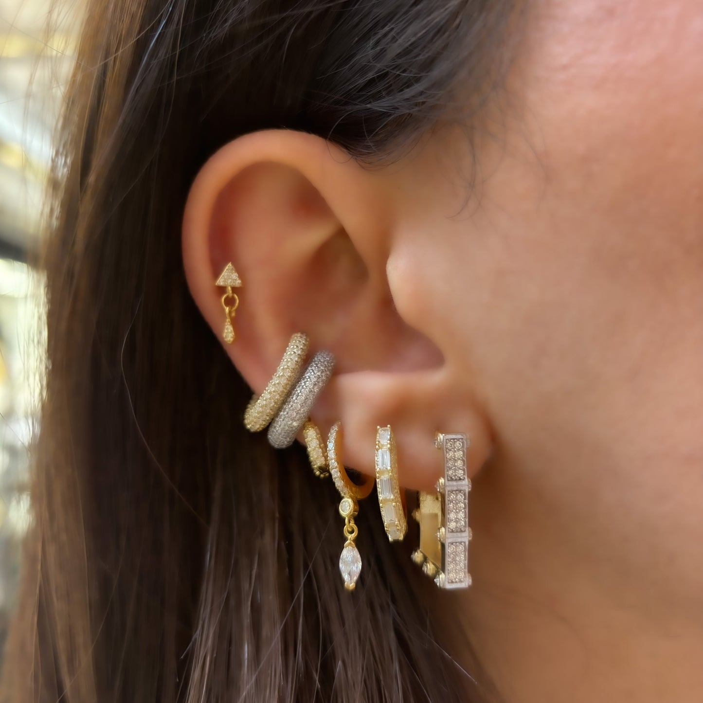 Piercing mit dreieckigem Anhänger