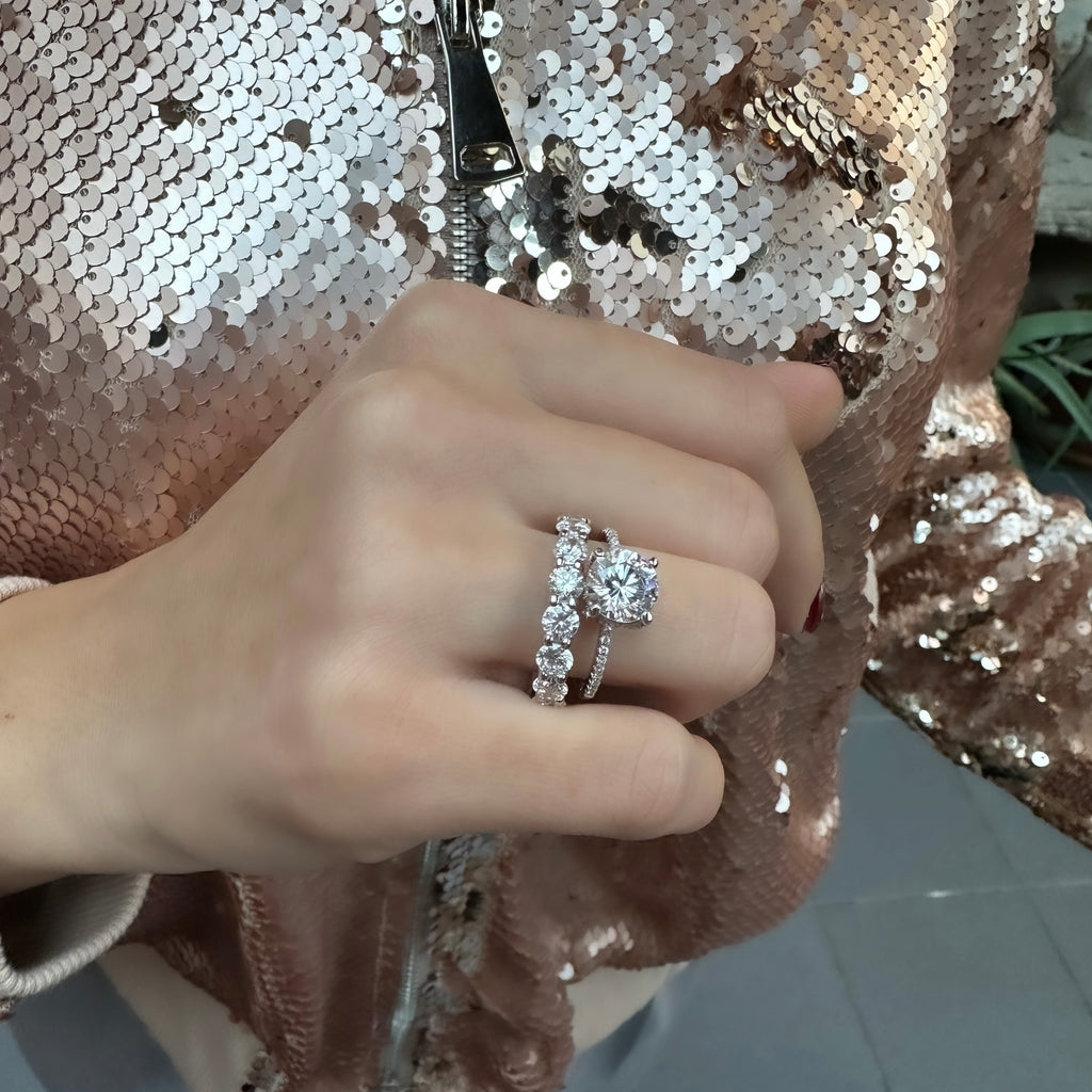İki Karat Yanı Taşlı Tektaş Yüzük