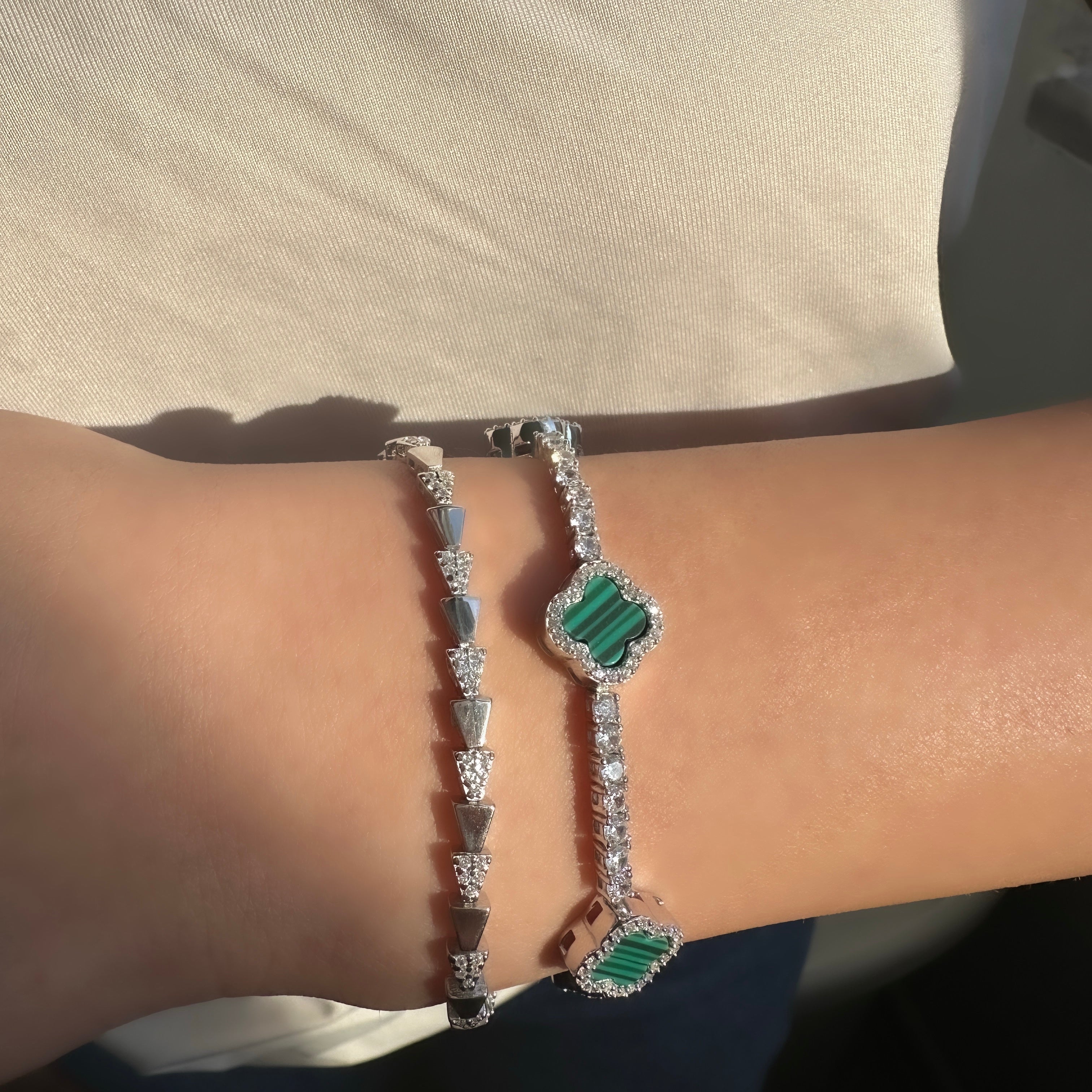 Dreieck-Design Armband mit Steinen
