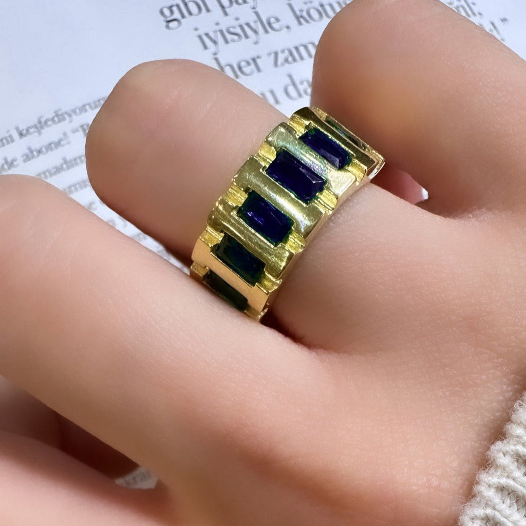 Vintage-Ring mit dunkelblauem Stein