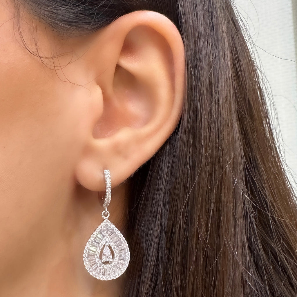 Baget Taşlı Sallantılı Küpe