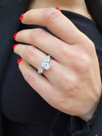 Ein ovaler Moissanit-Ring mit 1 Karat