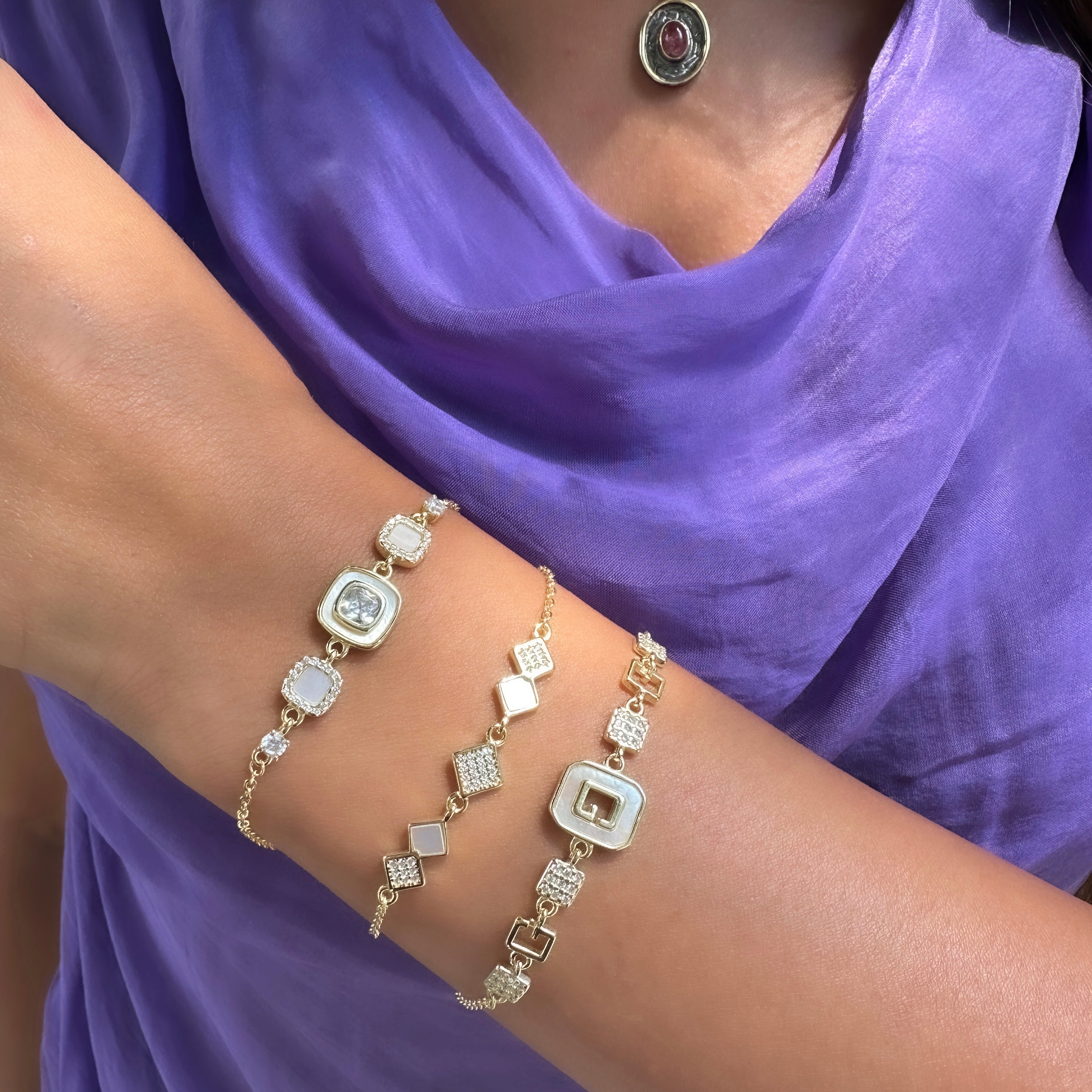 Viereckiges Armband mit Steinen und Perlmutt