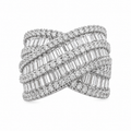 Ring mit Baguetteschliff und gekreuzten Details