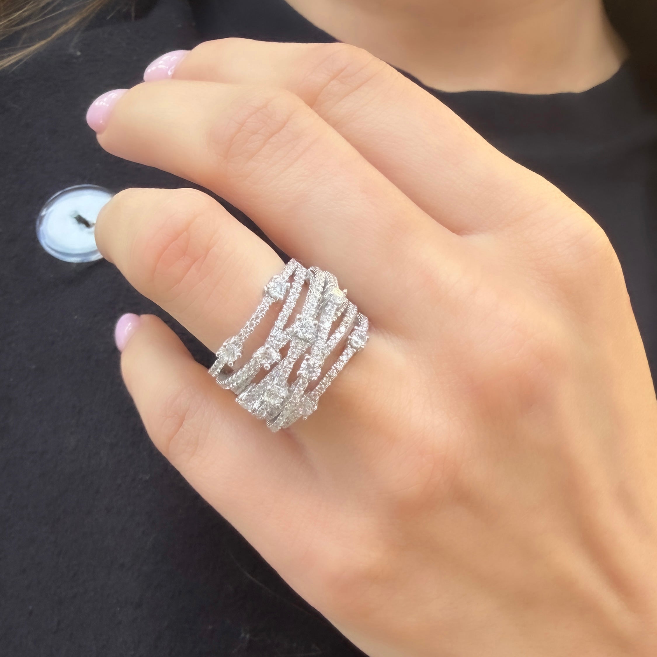 Taşlı Çapraz Geçişli Minik Taş Detaylı Yüzük