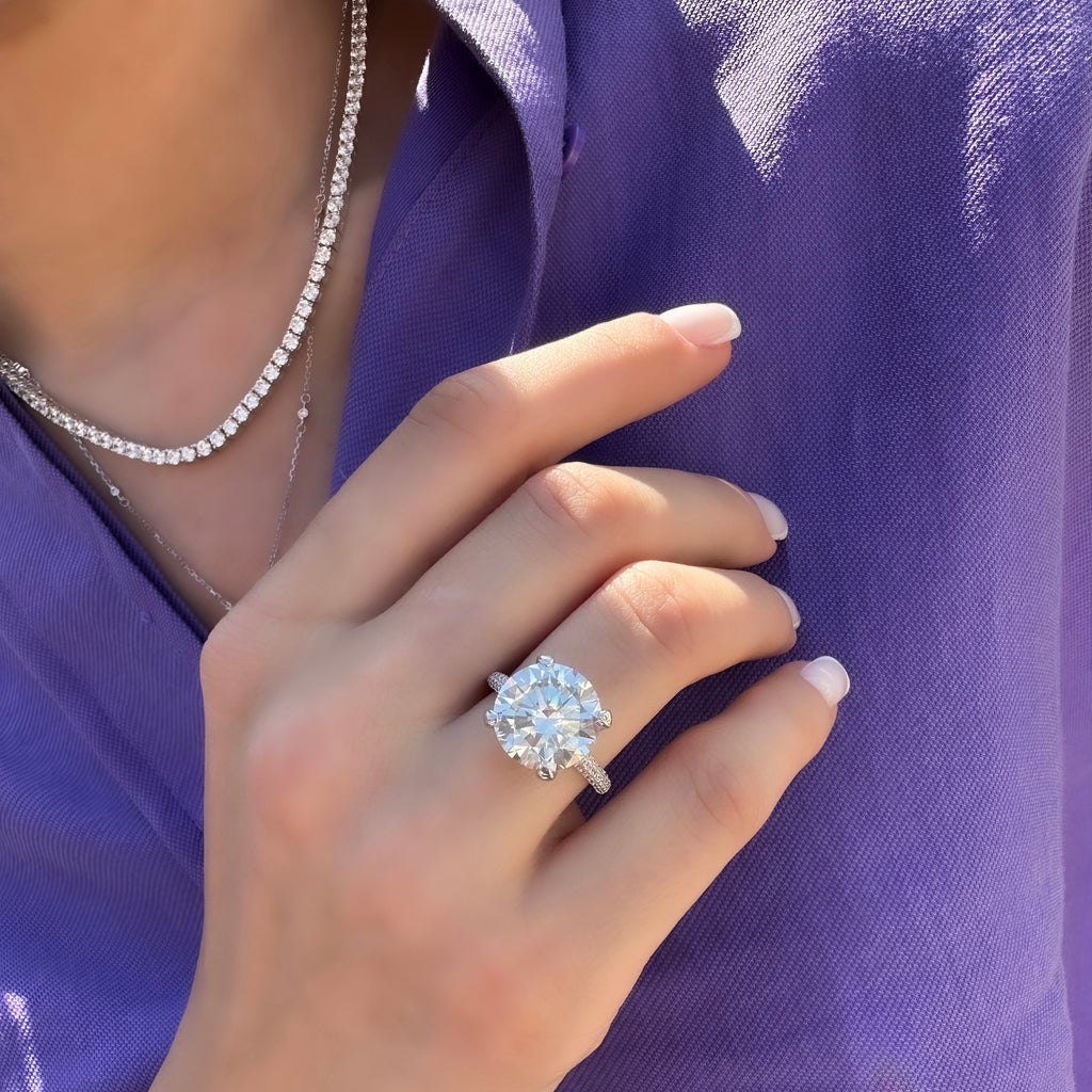 Sechs Karat G-Color Ring mit seitlichem Steinbesatz