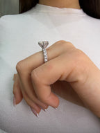 Zwei Karat Moissanit-Verlobungsring im Solitär-Design