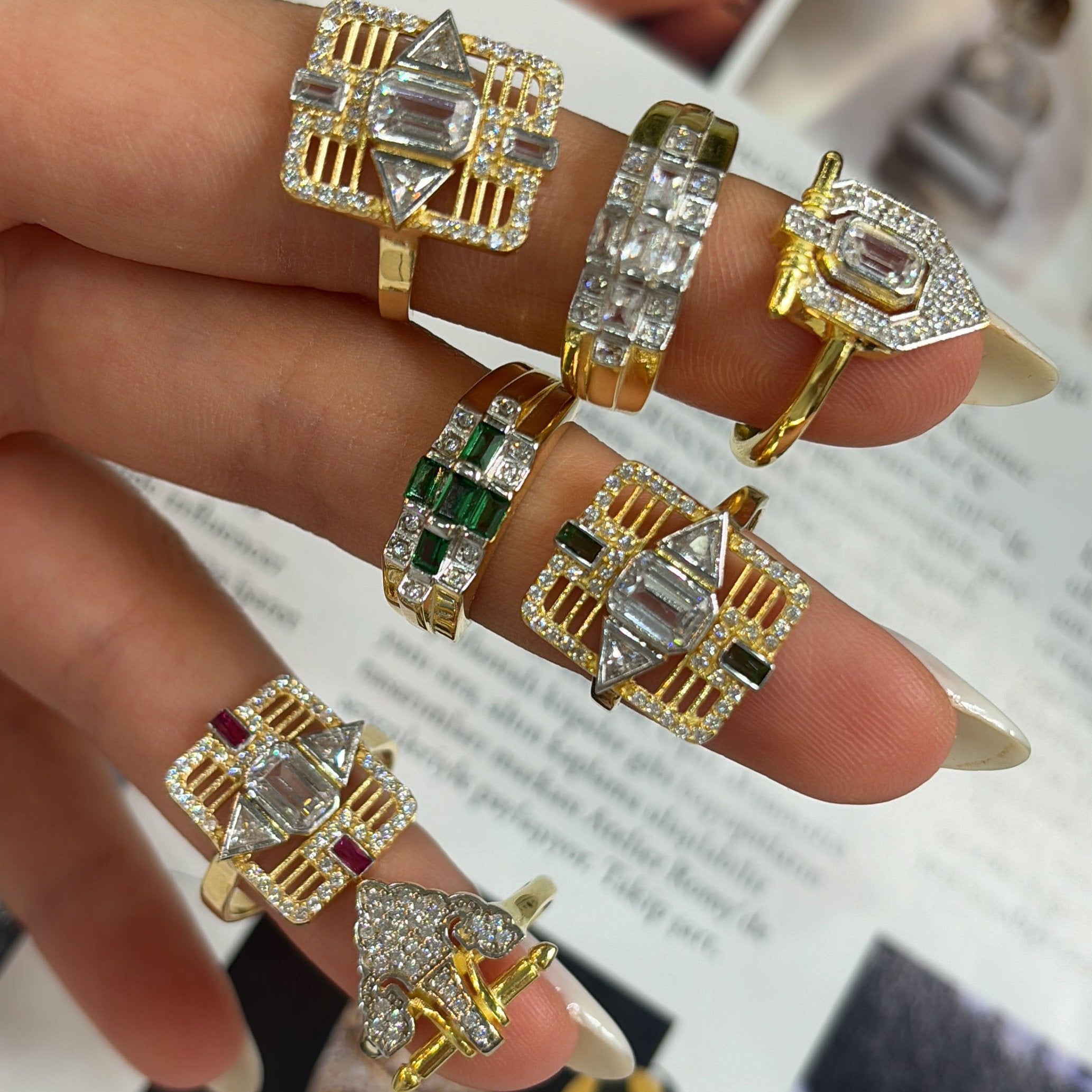 Vintage dreieckiger bunter Steinring