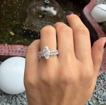 G Color Ice Cut Yanları Taşlı Markiz Yüzük