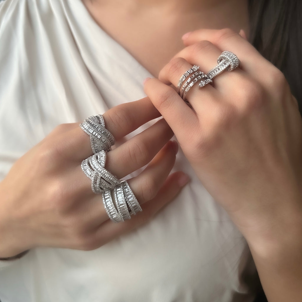 Ring mit drei Reihen Baguette-Steinen und Übergang