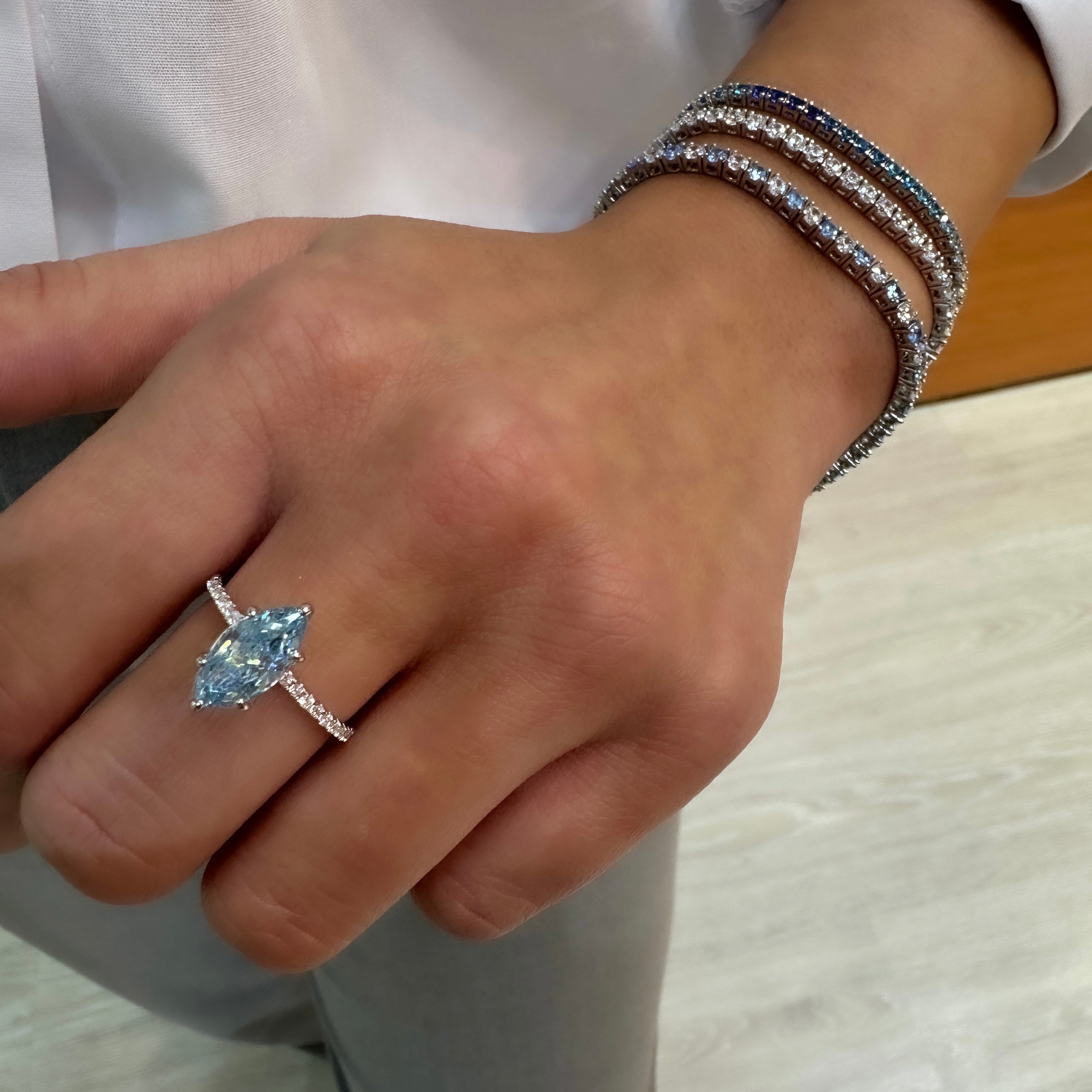 Ice Cut Mavi Yanları Taşlı Markiz Yüzük