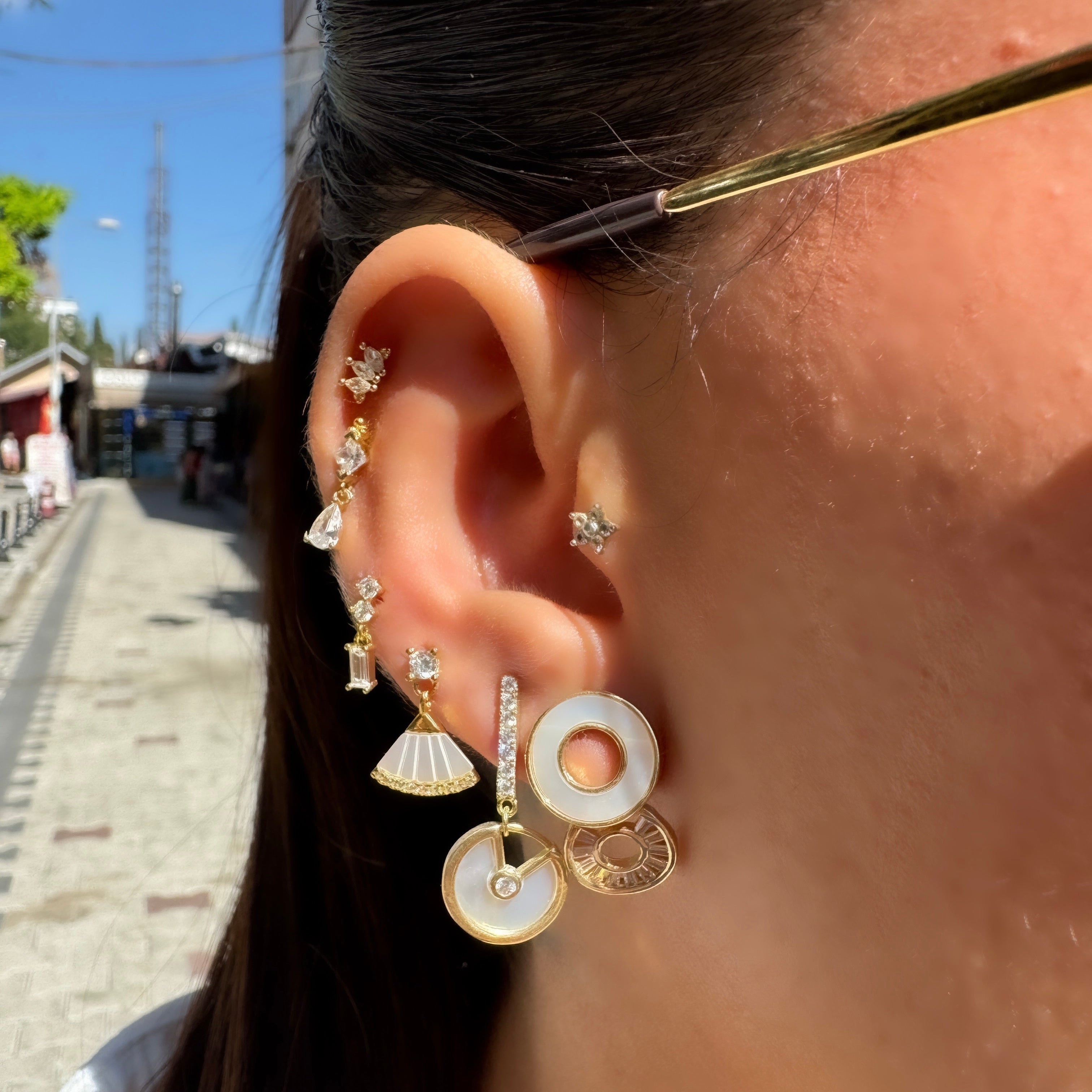 Sallantılı Taş Detaylı Sedefli Küpe