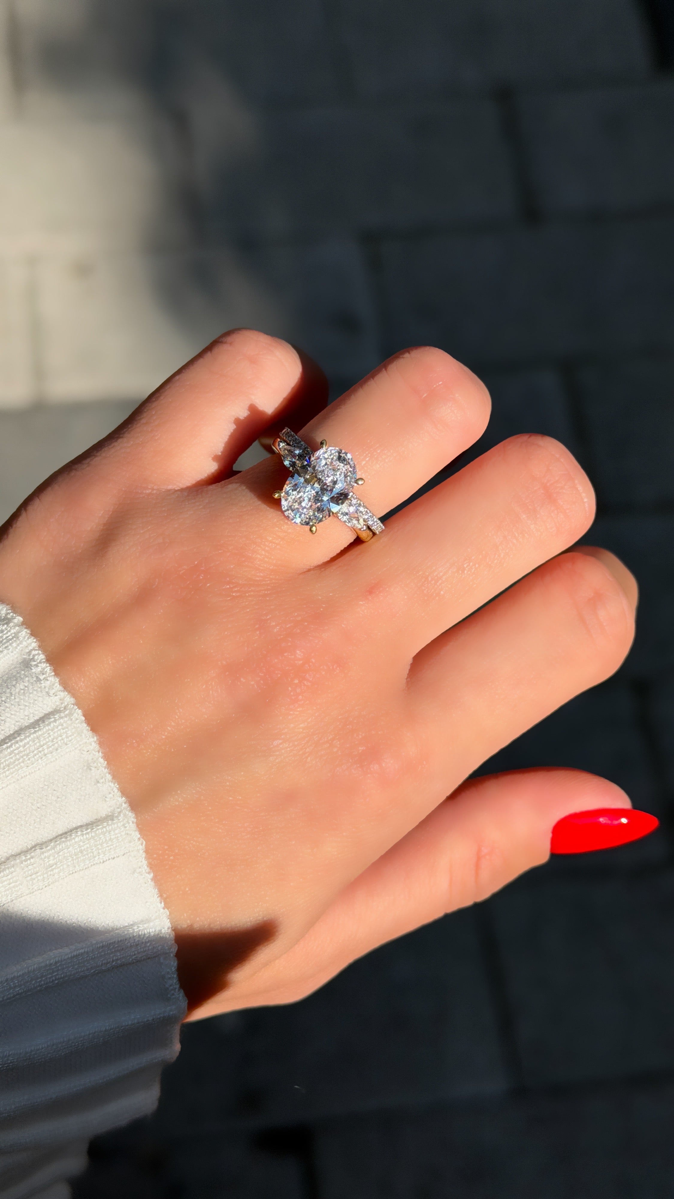 Taşlı Montür Uzun Oval Tektaş Yüzük