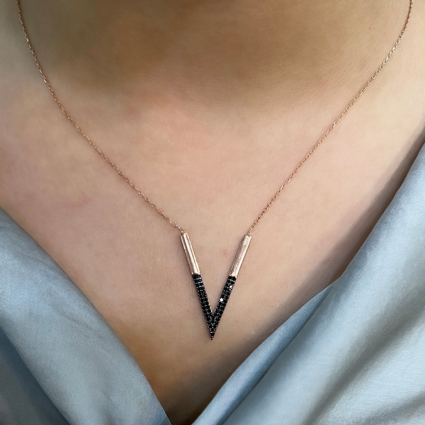 V stone necklace