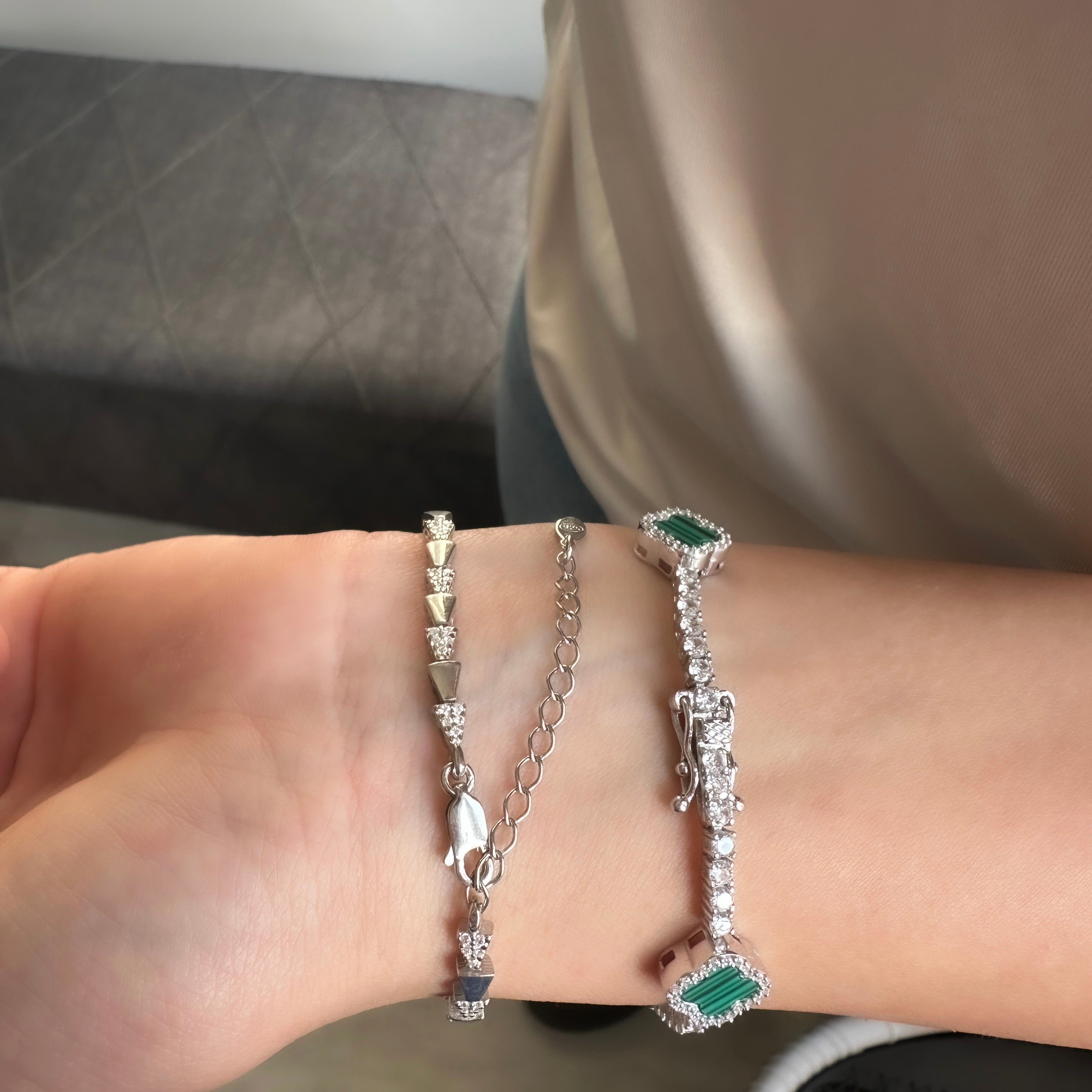 Dreieck-Design Armband mit Steinen