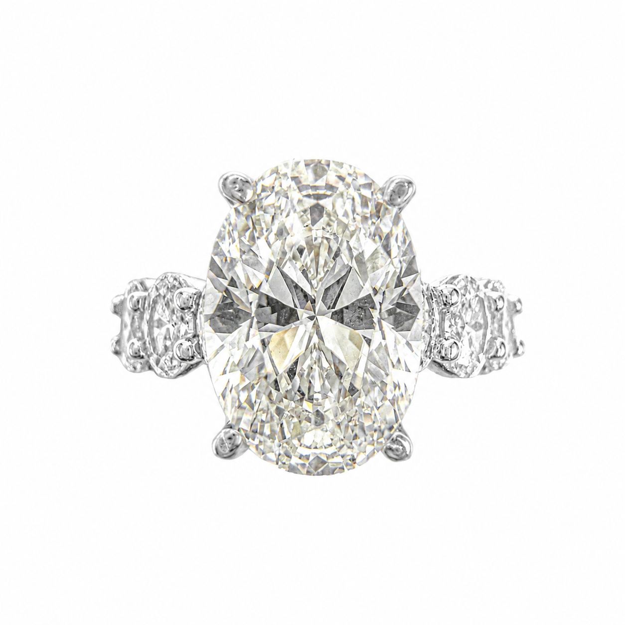 Ovaler G-Farbener Ring mit ovalem Seitenstein