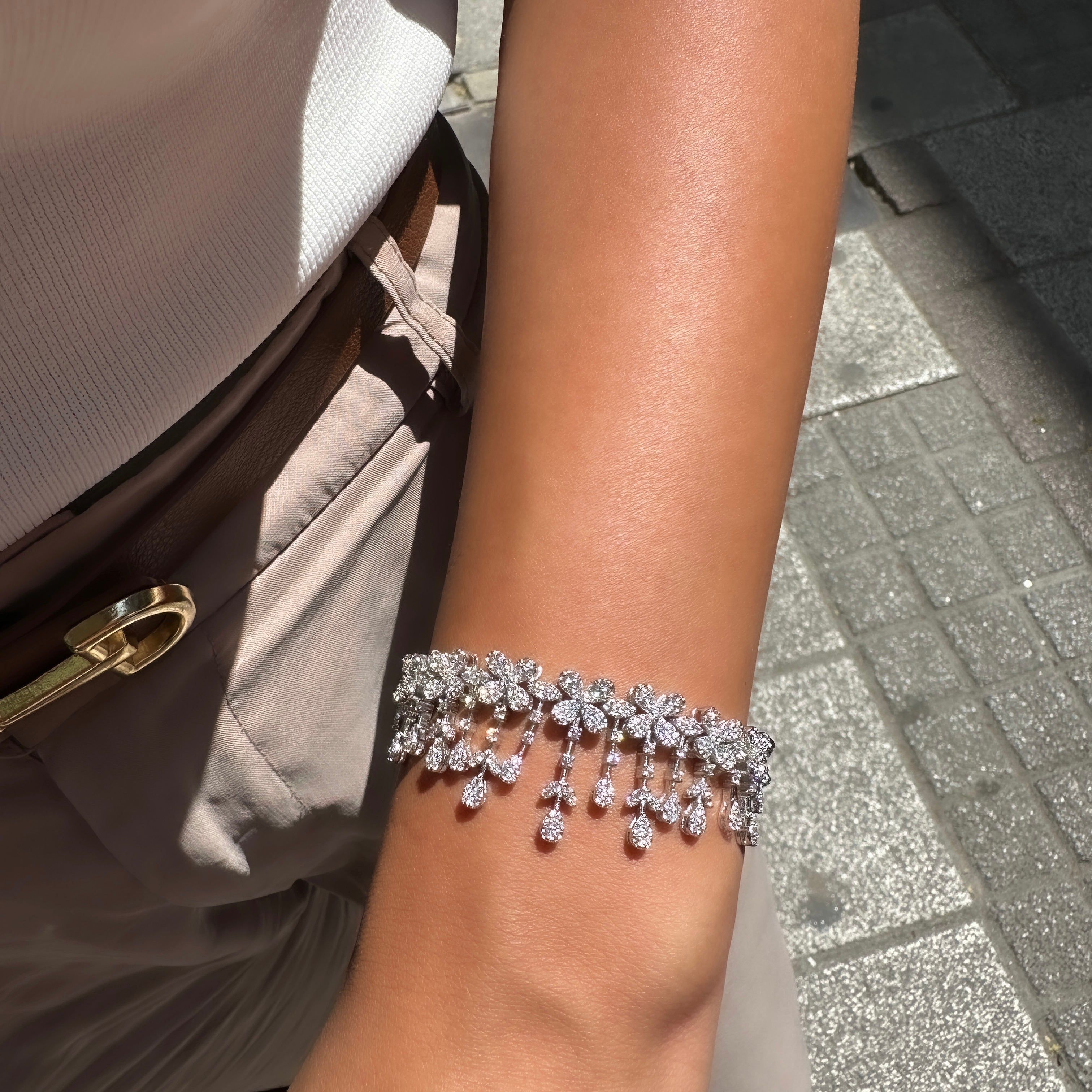 Çiçek Model Sallantılı Taşlı Gece Seti