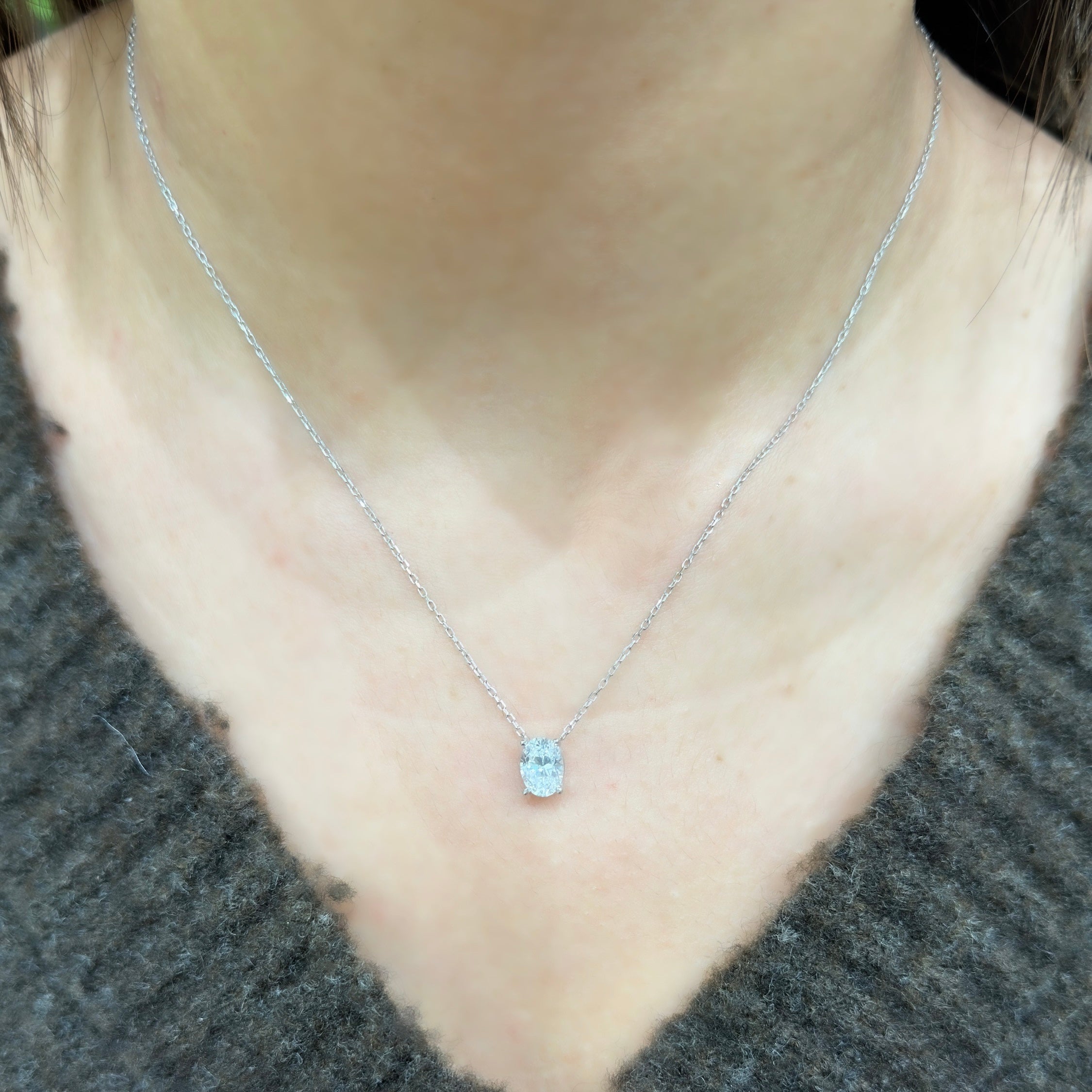 Bir Buçuk Karat Mozanit Oval Kolye