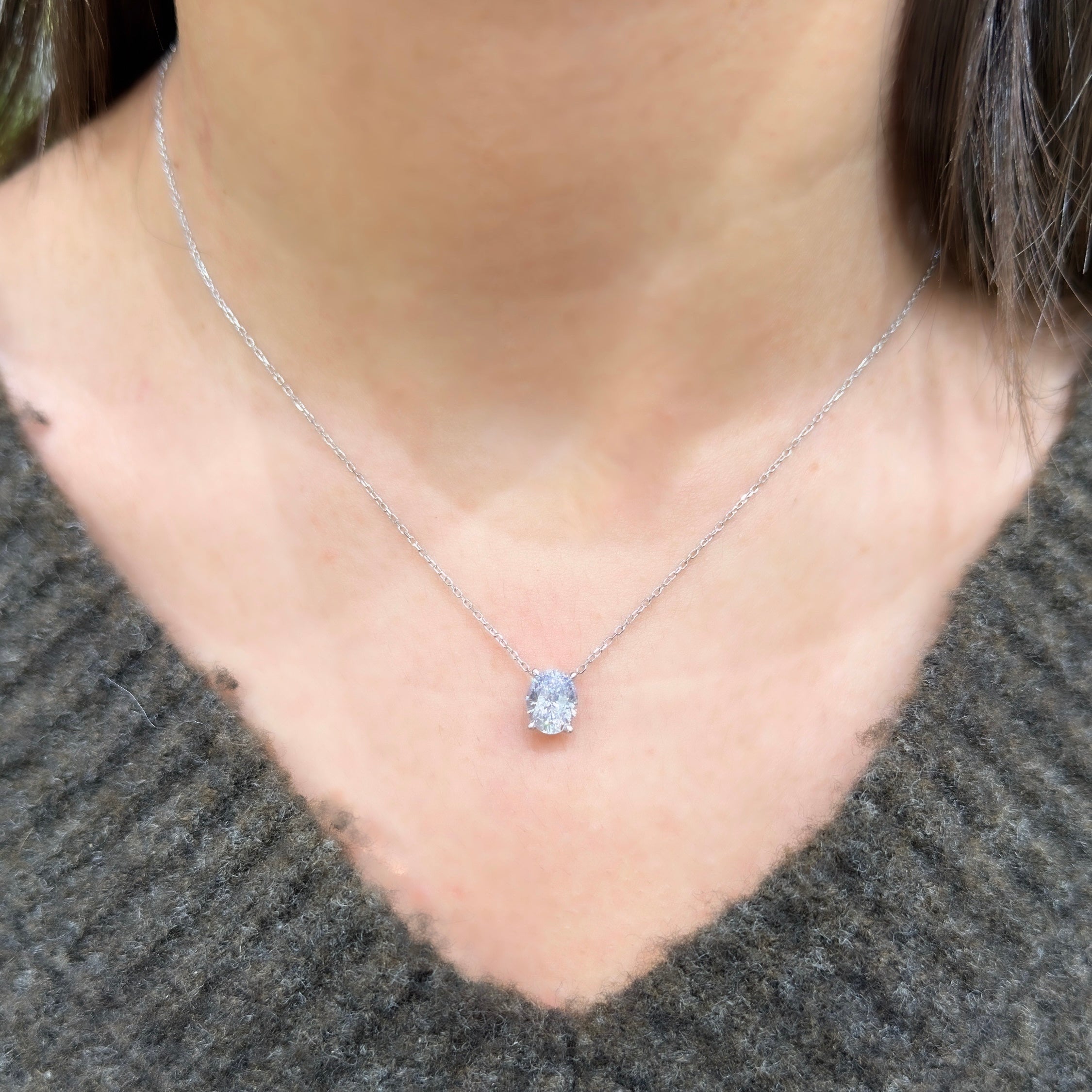 İki Karat Mozanit Oval Kolye