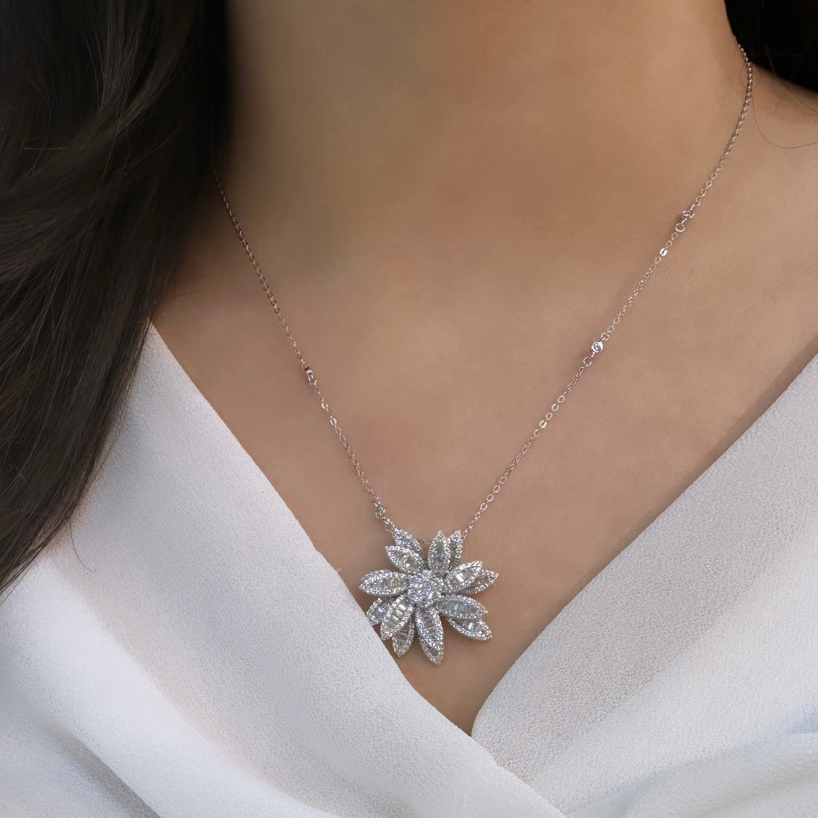 Baget Taşlı Çiçek Tasarım Kolye