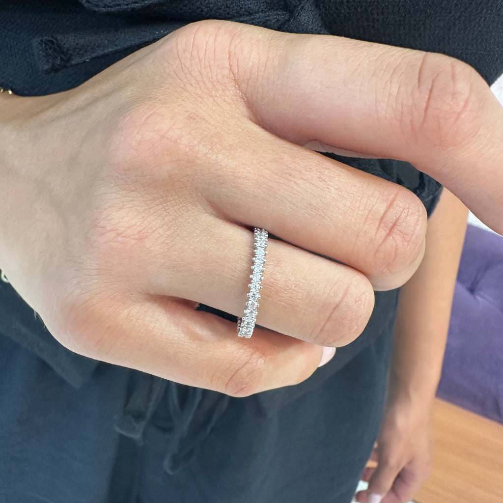 Ewigkeitsring mit kleinem Steinstift