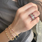 Ring mit farbigen Steinen an den Seiten