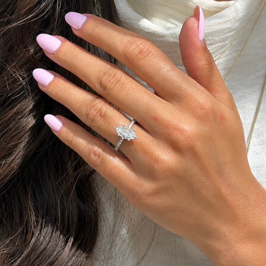 G-Color Marquise-Ring mit Seitensteinen