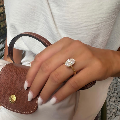 14K Taşlı Montür Uzun Oval Tektaş Yüzük