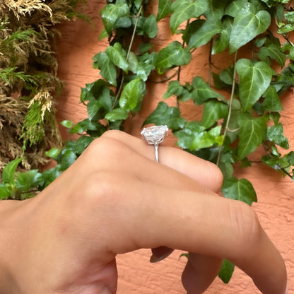 14K Taşlı Montür Uzun Oval Tektaş Yüzük