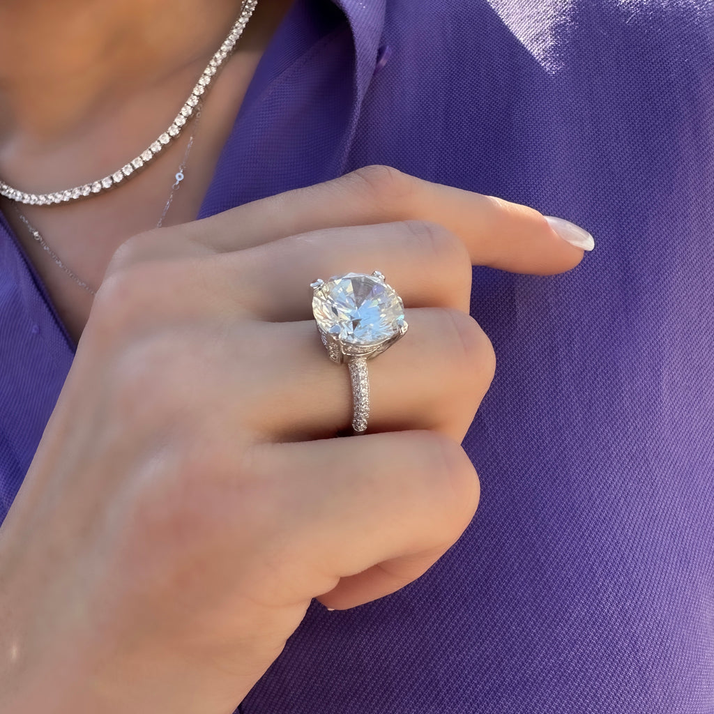 Sechs Karat G-Color Ring mit seitlichem Steinbesatz