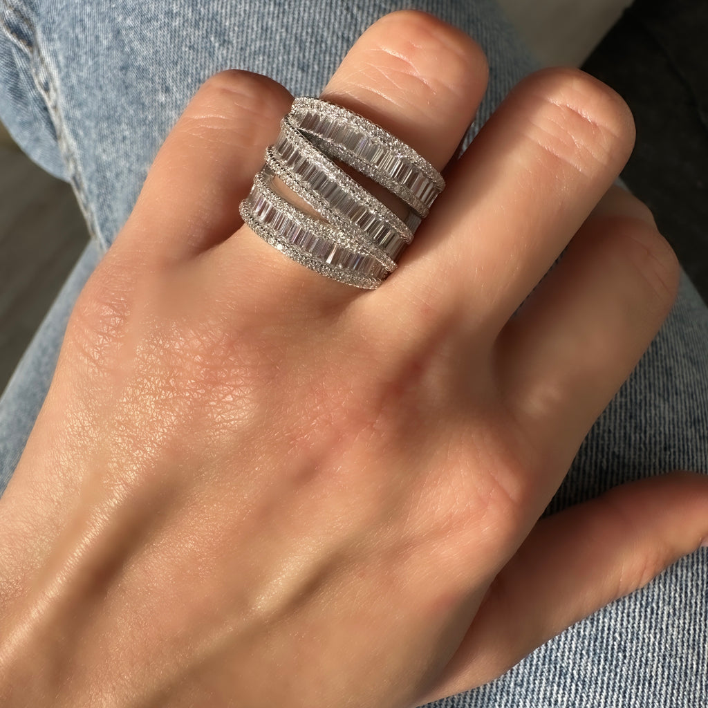 Ring mit drei Reihen Baguette-Steinen und Übergang