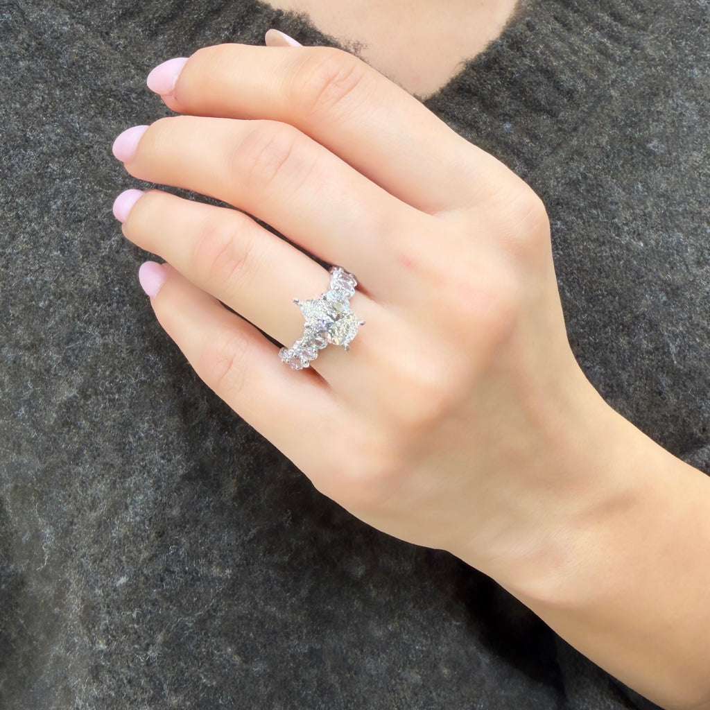 Ring mit ovalem Stein und Tropfenform, G-Color