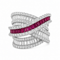 Fuchsiafarbener, gestufter Ring mit Farbdetails
