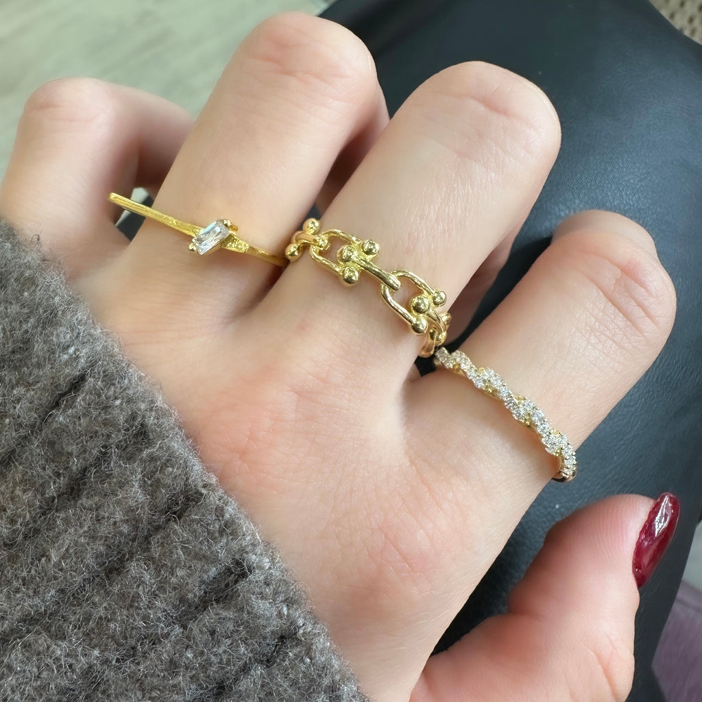 Ring mit Baguettestein-Detail