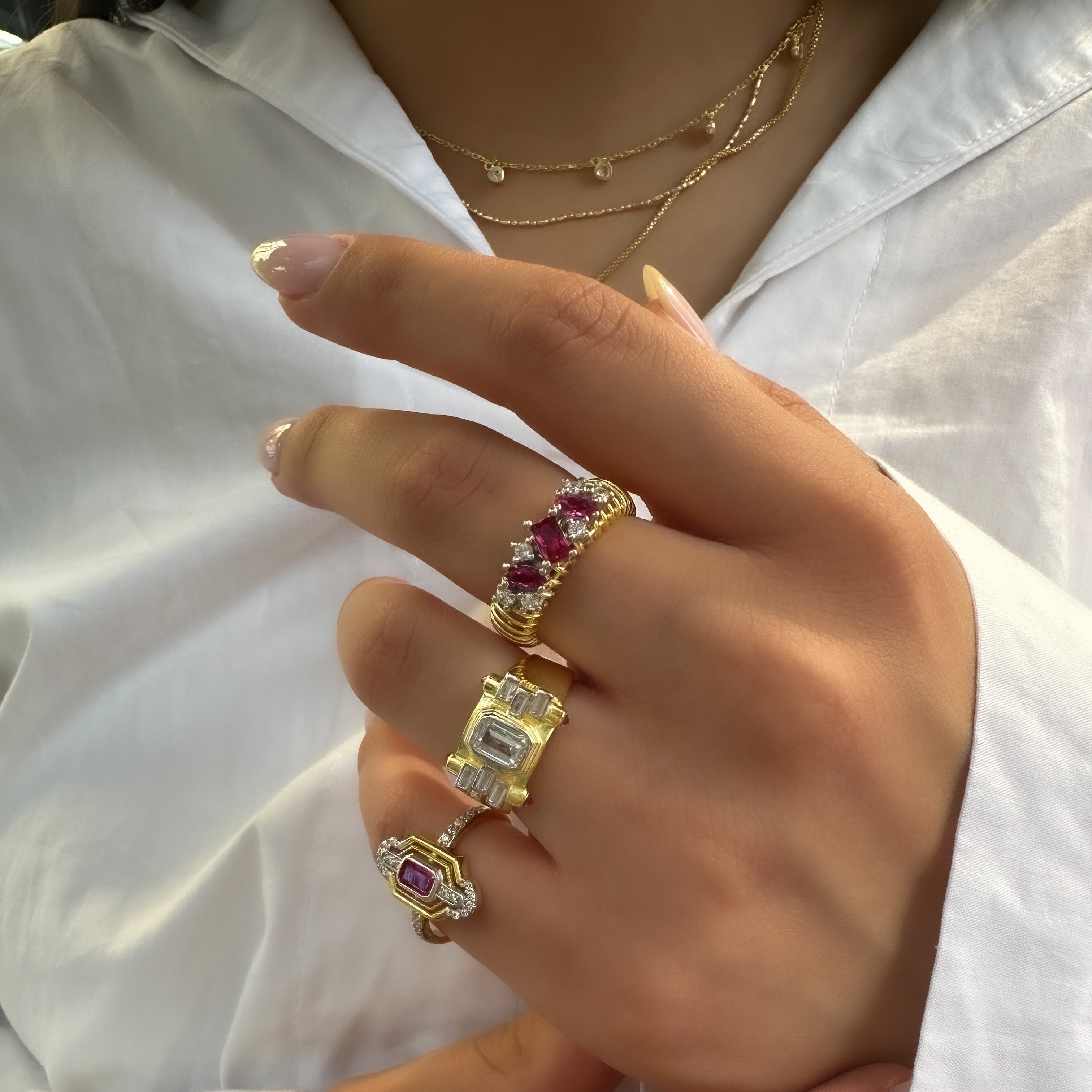 Ring mit fuchsiafarbenen Steinen an den Seiten