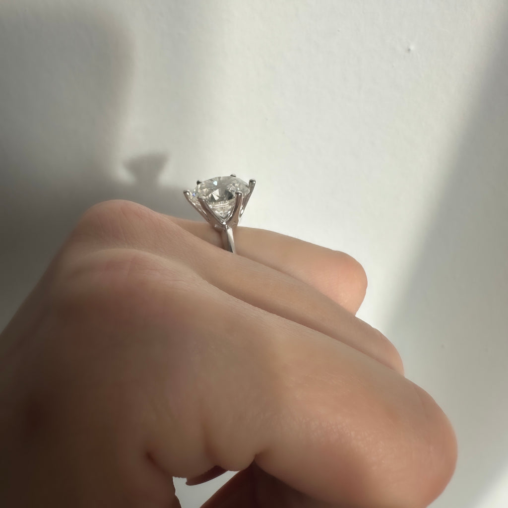 Altı Karat G-Color Altı Tırnak Tektaş Yüzük