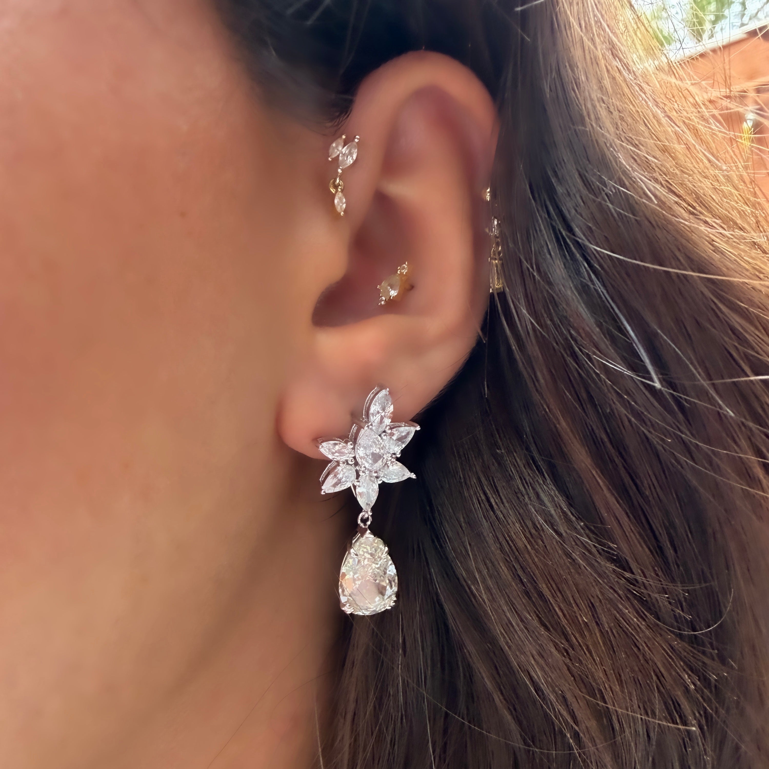 Damla Taşlı Çiçek Model Sallantılı G-Color Küpe