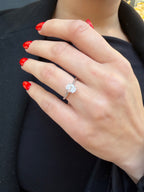 Ein ovaler Moissanit-Ring mit 1 Karat
