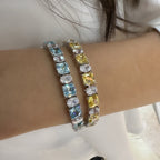 Quadratisches Rivière-Armband mit blauen Steinen