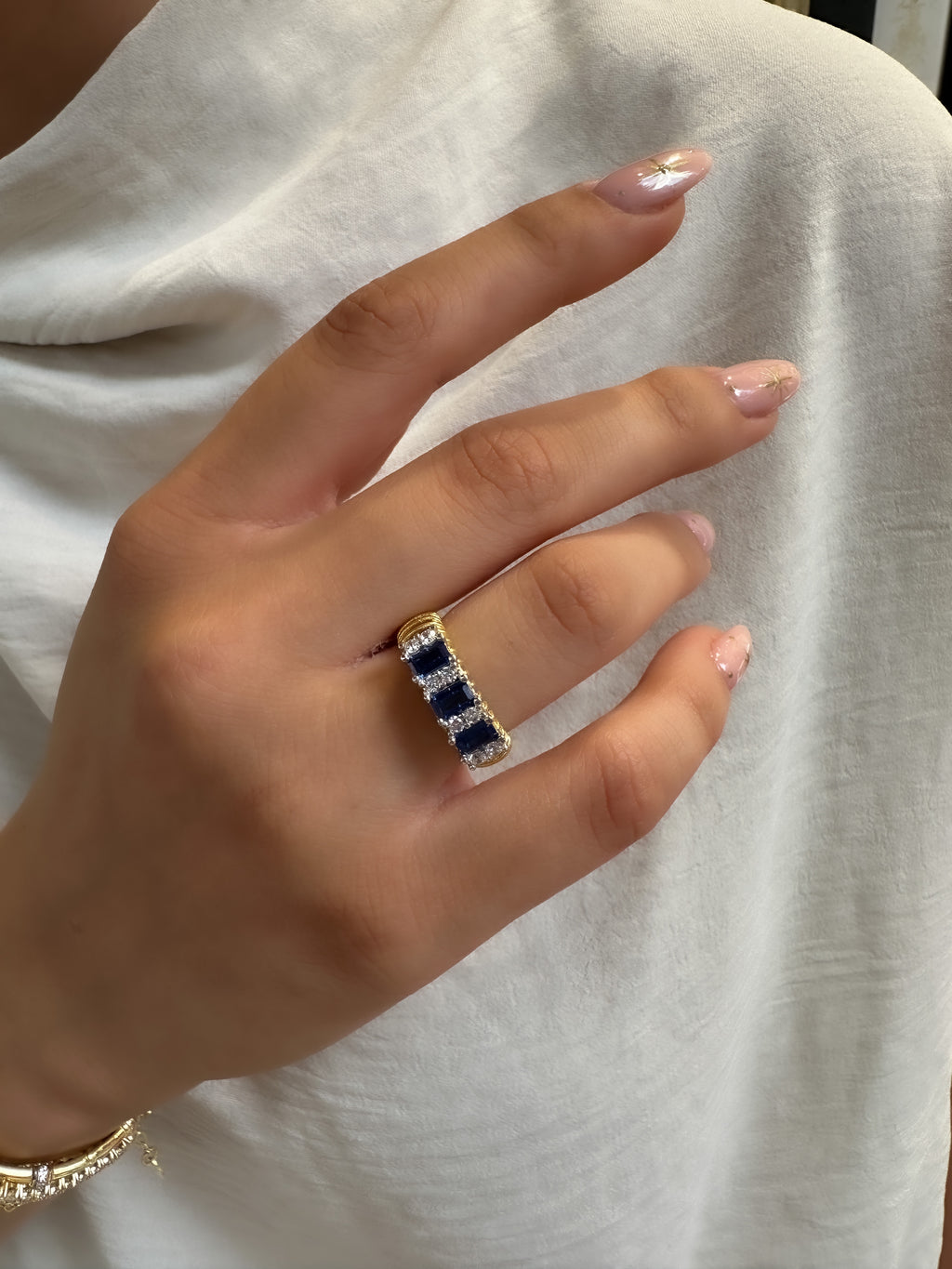 Ring mit farbigem Steindesign