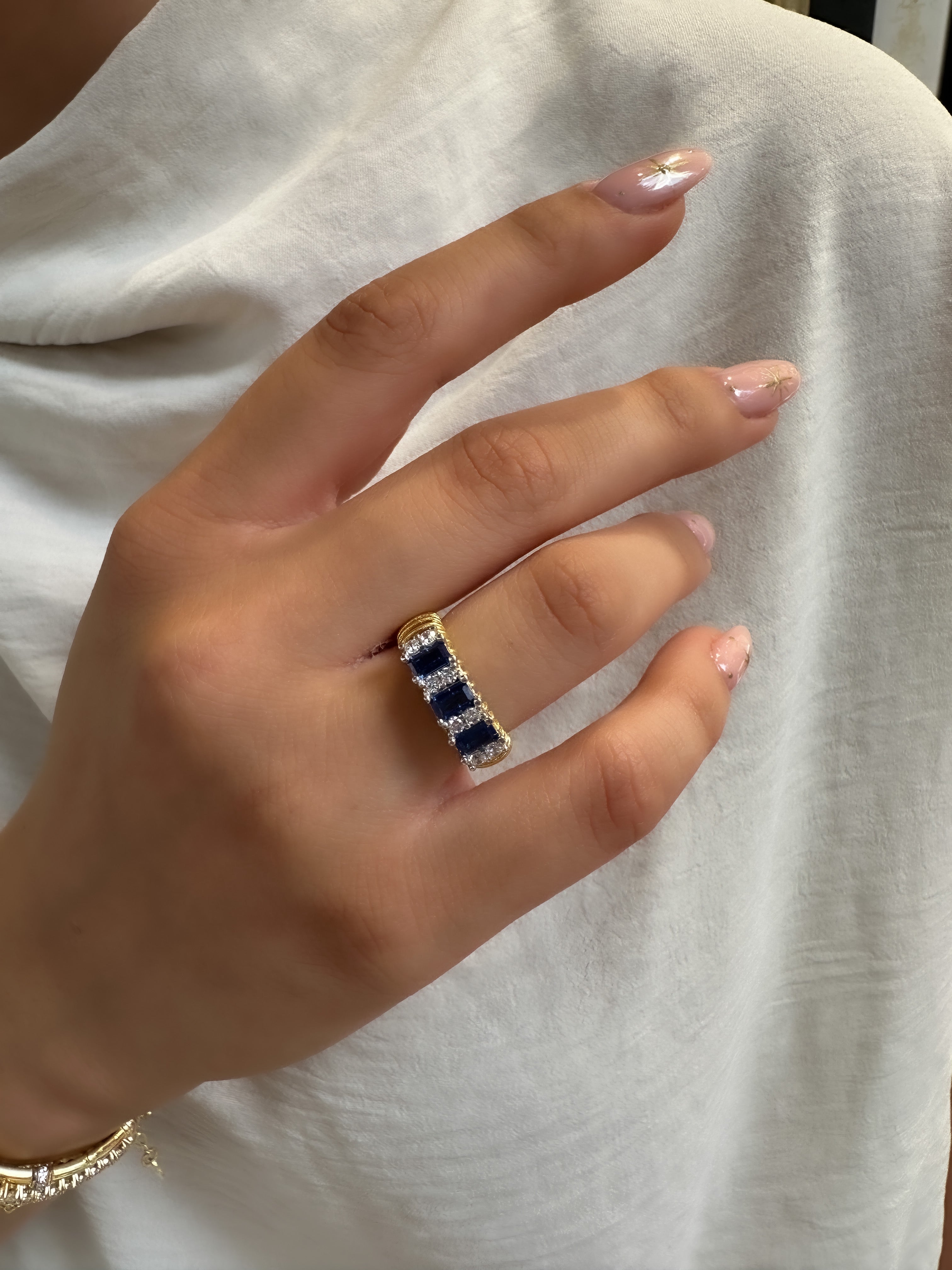 Ring mit farbigem Steindesign