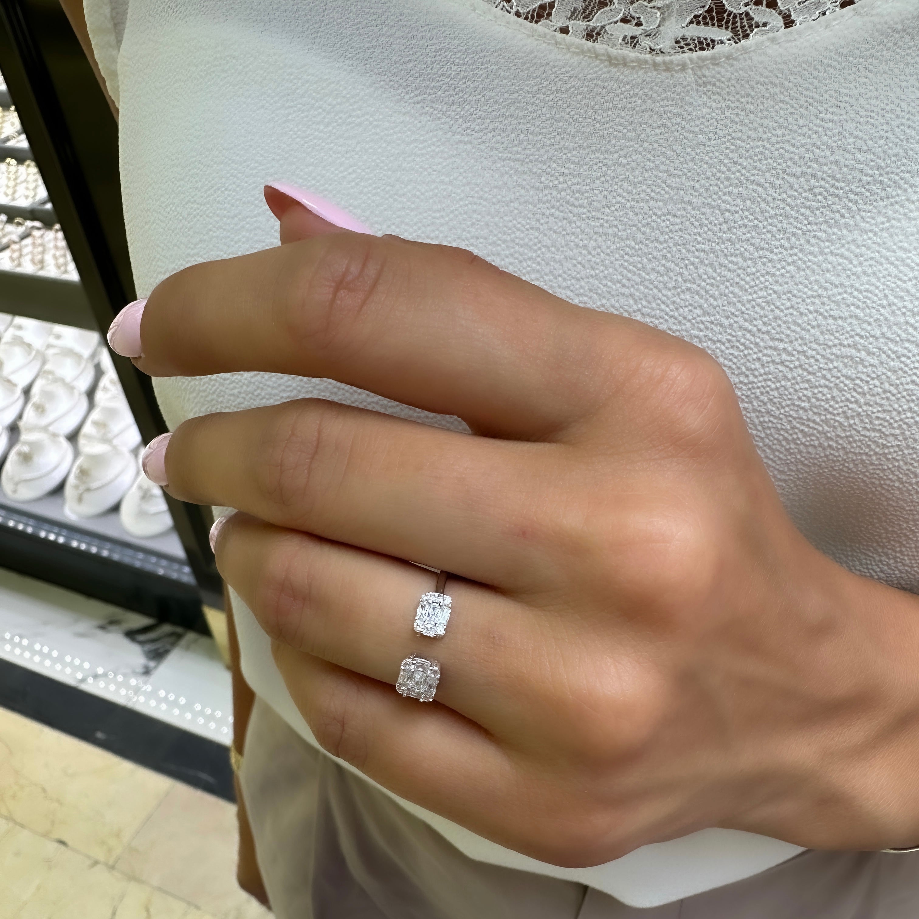Ring mit zwei Baguette-Steinen