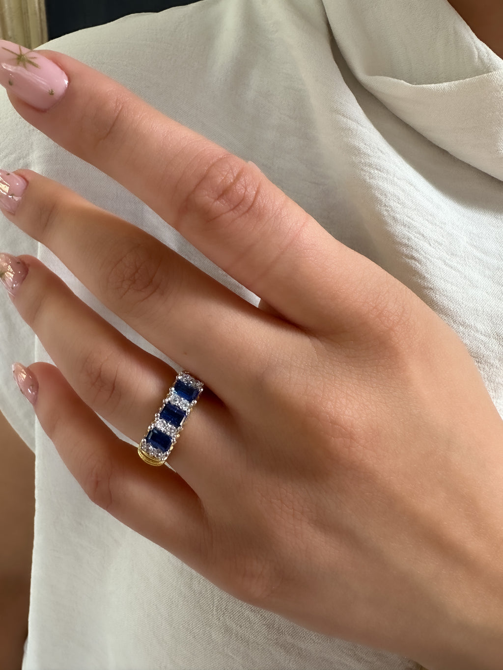 Ring mit farbigem Steindesign