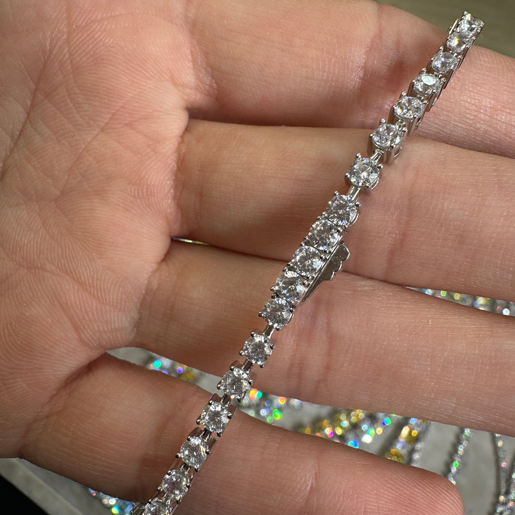 Quadratisches Modell, blau besetztes Collier