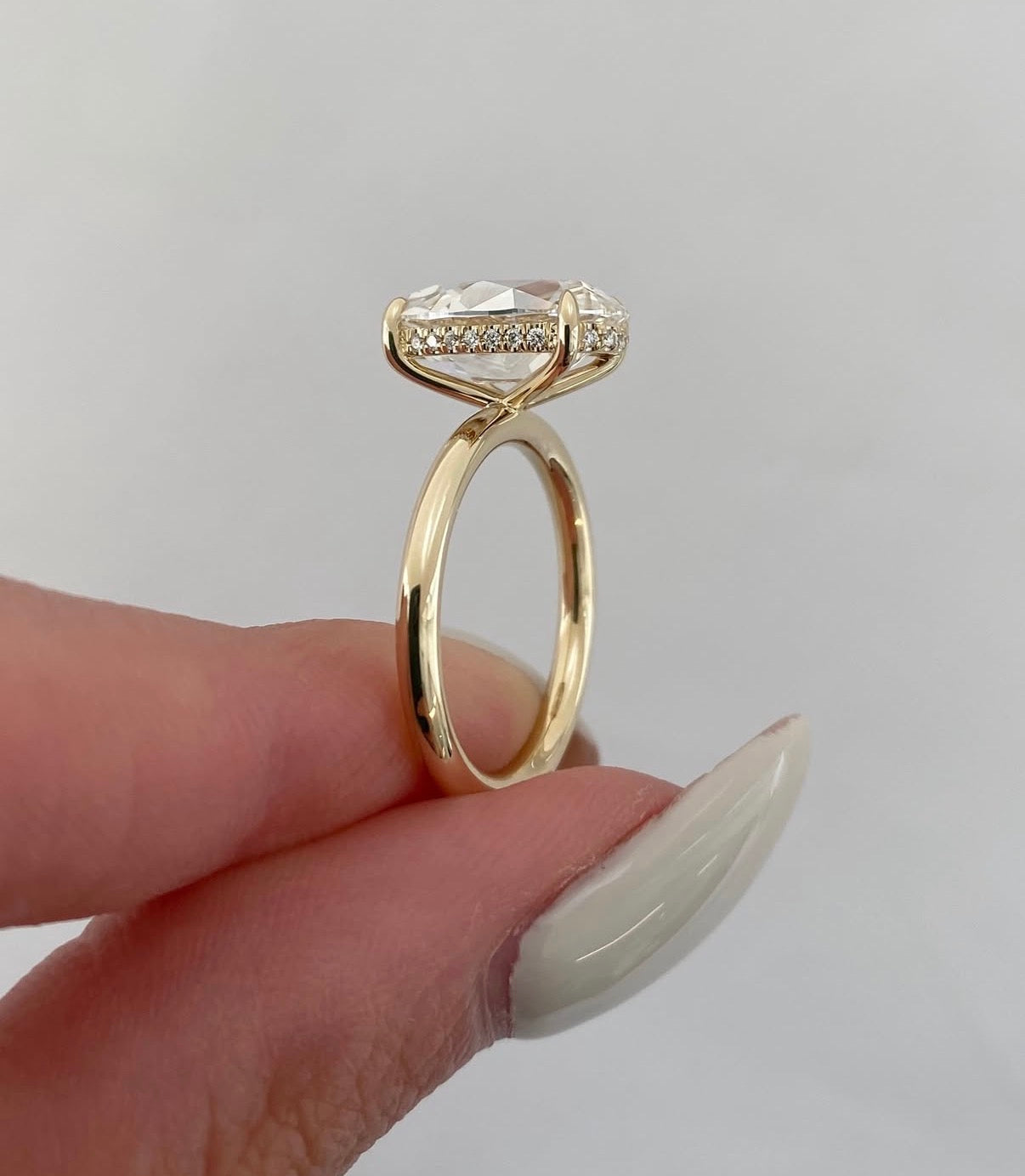 Taşlı Montür Uzun Oval Tektaş Yüzük