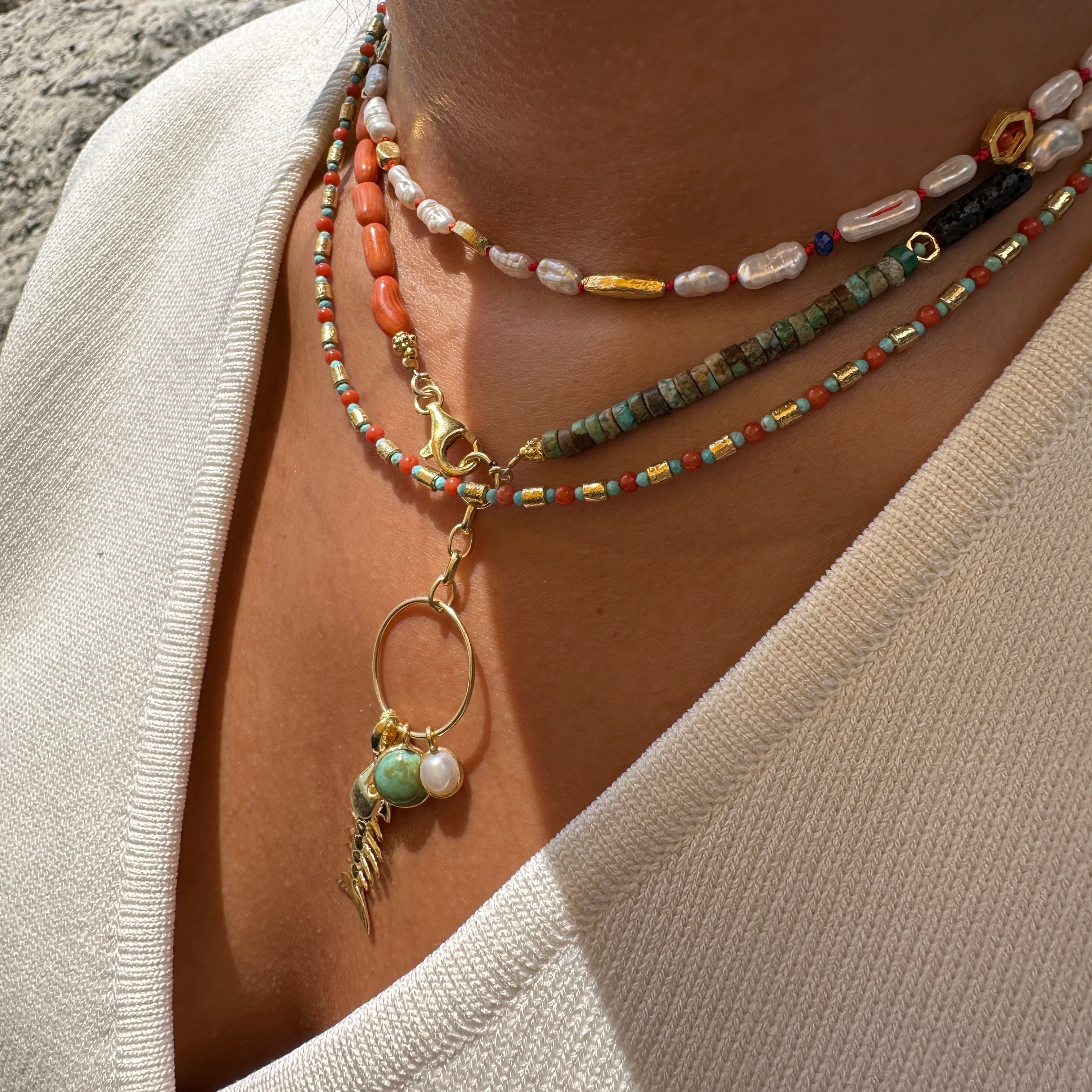 Renkli Taş Sallantılı Balık Kolye