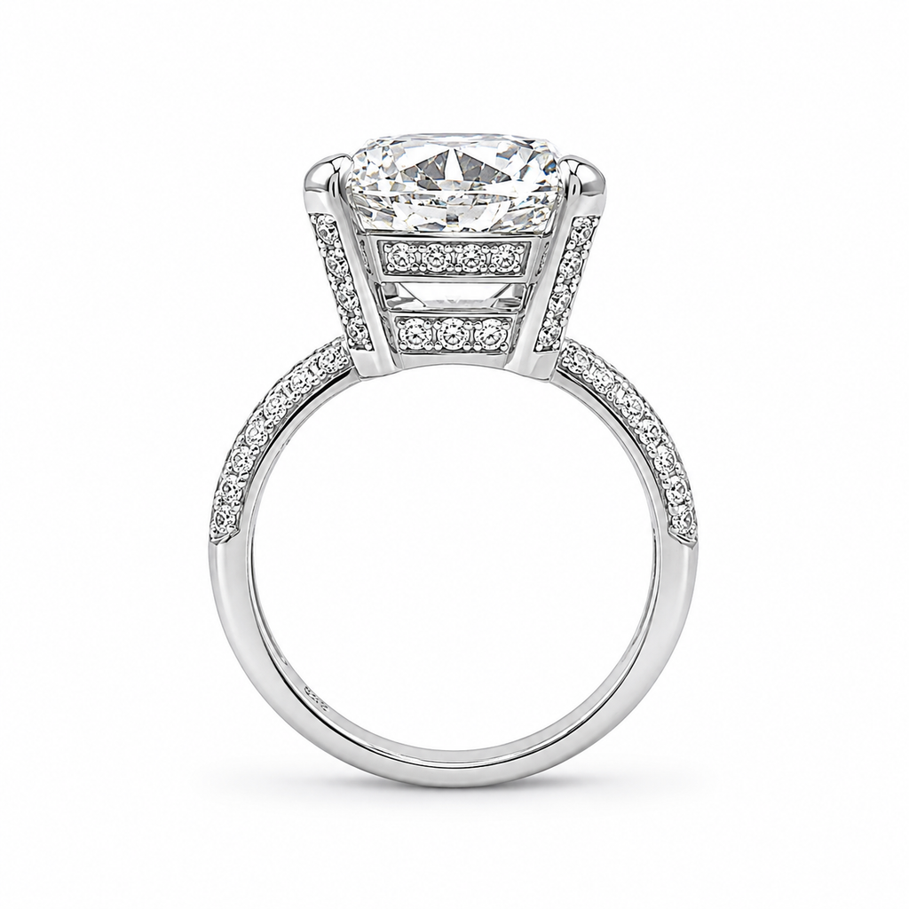 Sechs Karat G-Color Ring mit seitlichem Steinbesatz