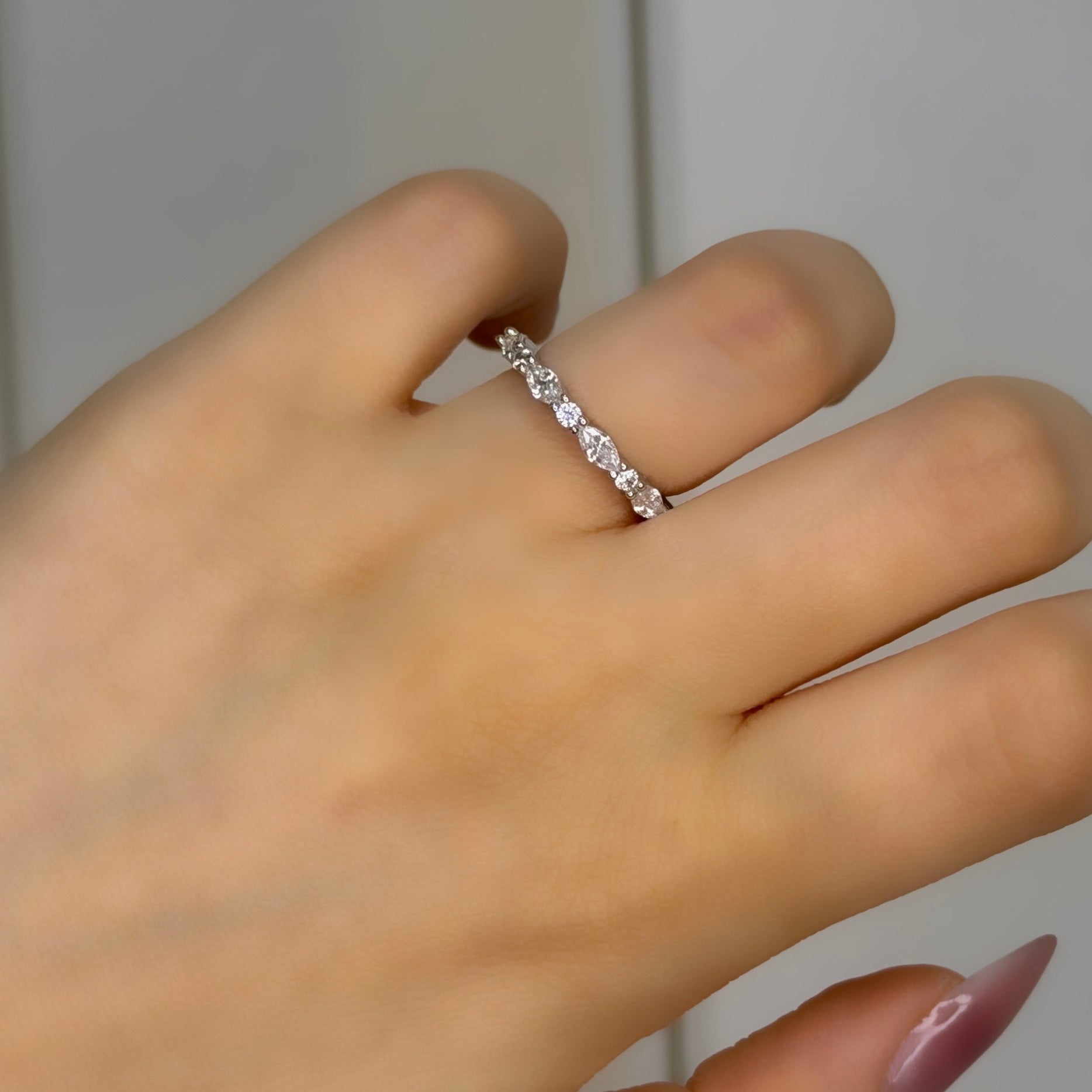 Marquise-geschliffener, schmaler Memoire-Ring